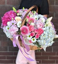 Композиция солнечный день в Переславле-Залесском Цветочная композиция из Розы, Хризантемы, Пионы и Лизиантусы в корзине в Переславле-Залесском