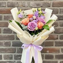 Букет цветов из:  Лизиантусы и Розы в Переславле-Залесском