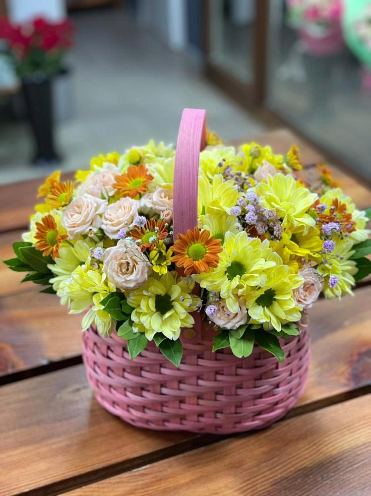 Цветочная композиция из Хризантемы и Розы в корзине в Переславле-Залесском