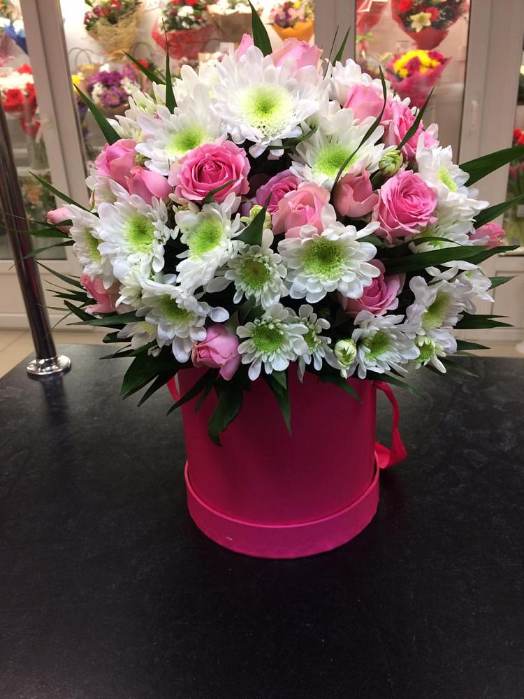 Цветочная композиция из Розы и Хризантемы в шляпной коробке в Переславле-Залесском