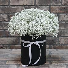 Цветочная композиция из Гипсофила в шляпной коробке в Переславле-Залесском